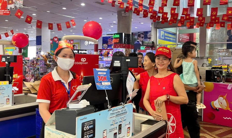 Siêu thị Co.opmart Quy Nhơn bán hàng giảm giá phục vụ công đoàn viên. Ảnh: Hải Yến b10c5ac1dccd57930edc.jpg