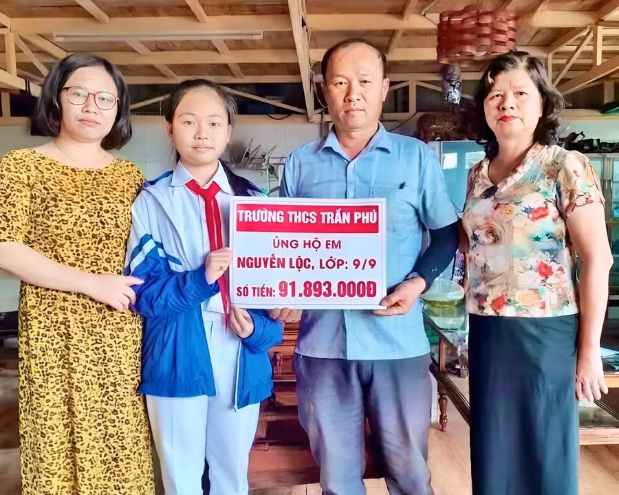 dai-dien-truong-thcs-tran-phu-trao-so-tien-quyen-gop-91893000-dong-ho-tro-gia-dinh-em-nguyen-loc-hoc-sinh-lop-99-dang-dieu-tri-sau-tai-nan-6810-1256.jpg
