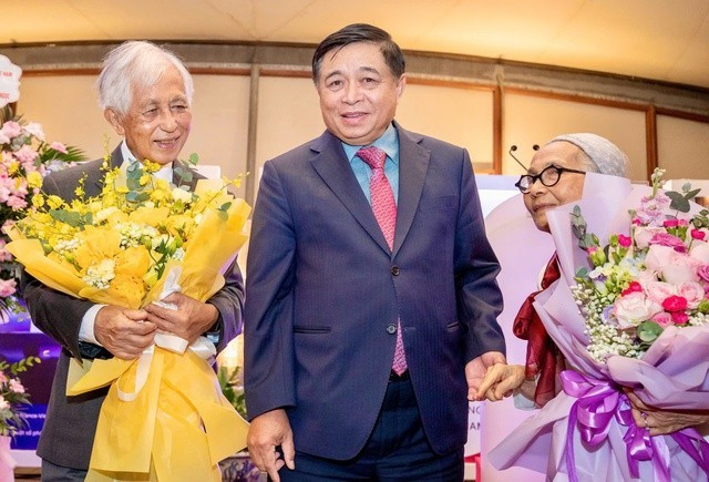 Phó Thủ tướng Chính Phủ Nguyễn Chí Dũng tặng hoa chúc mừng vợ chồng GS Trần Thanh Vân và GS Lê Kim Ngọc. Ảnh: VGP vo-chong-giao-su-tran-thanh-van-nhan-huan-chuong-bac-dau-boi-tinh-bac-si-quan.jpg