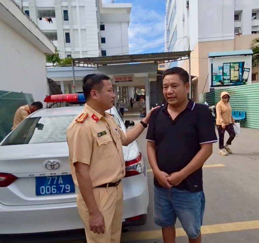 Tài xế Lê Trung Hòa kể về quá trình được Tổ công tác của CSGT hỗ trợ đưa bệnh nhân cấp cứu kịp thời. Ảnh: ĐVCC csgt-kip-thoi-mo-duong-dua-nan-nhan-tai-nan-giao-thong-di-cap-cuu.jpg