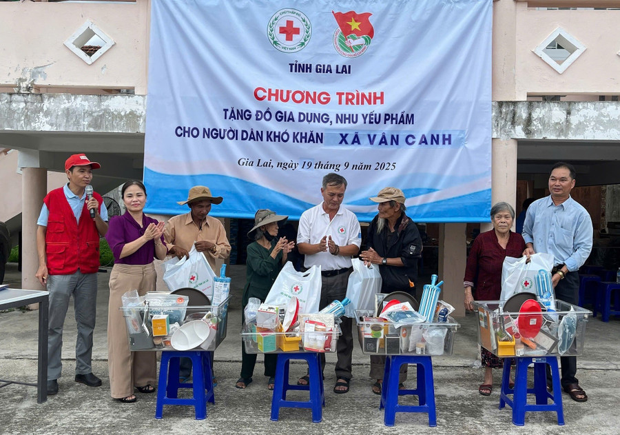 Ban tổ chức trao quà cho các hộ gia đình. Ảnh: ĐVCC tang-qua-xa-van-canh.jpg