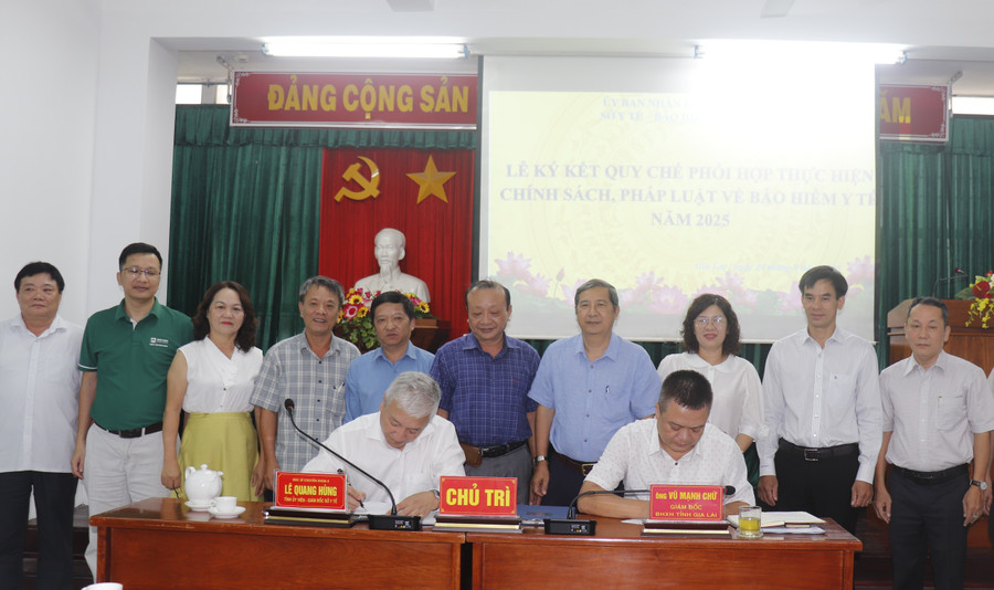Giám đốc Sở Y tế Lê Quang Hùng và Giám đốc BHXH tỉnh Vũ Mạnh Chữ ký kết quy chế phối hợp. Ảnh: M.H phoi-hop-bao-hiem-y-te.jpg
