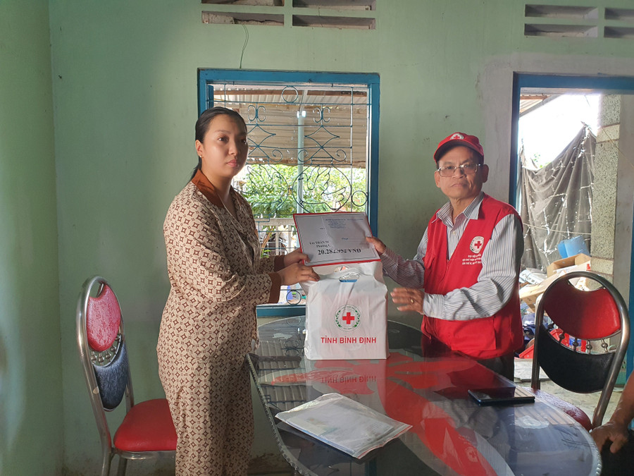 Đại diện Hội CTĐ tỉnh trao gần 21 triệu đồng cho gia đình chị Lê Thị Hằng. Ảnh: Kim Hường hoi-chu-thap-do-trao-qua.jpg