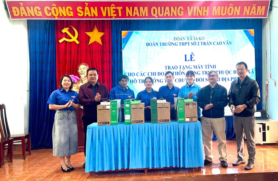 doan-truong-thpt-so-2-tran-cao-van-trao-tang-4-bo-may-tinh-cho-cac-chi-doan-cua-doan-xa-ia-ko.jpg