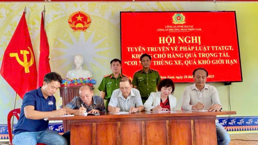 Các doanh nghiệp, cơ sở sửa chữa ô tô trên địa bàn phường ký cam kết tự giác chấp hành các quy định pháp luật. Ảnh: N.L z6945691865786-64311b3752eaa406c91e0b88e6687f73.jpg