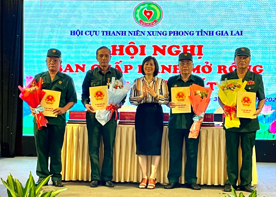 Ban Chấp hành Hội Cựu TNXP tỉnh Gia Lai ra mắt tại hội nghị. Ảnh: Bảo Long ong-vo-van-chien-giu-chuc-chu-tich-hoi-cuu-tnxp-tinh-gia-lai.jpg