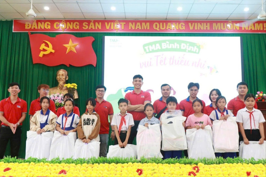 Nhóm tặng quà 1-6 cho cho học sinh có hoàn cảnh khó khăn tại xã Đề Gi. Ảnh: D.L 9f128111f73e4160182f.jpg