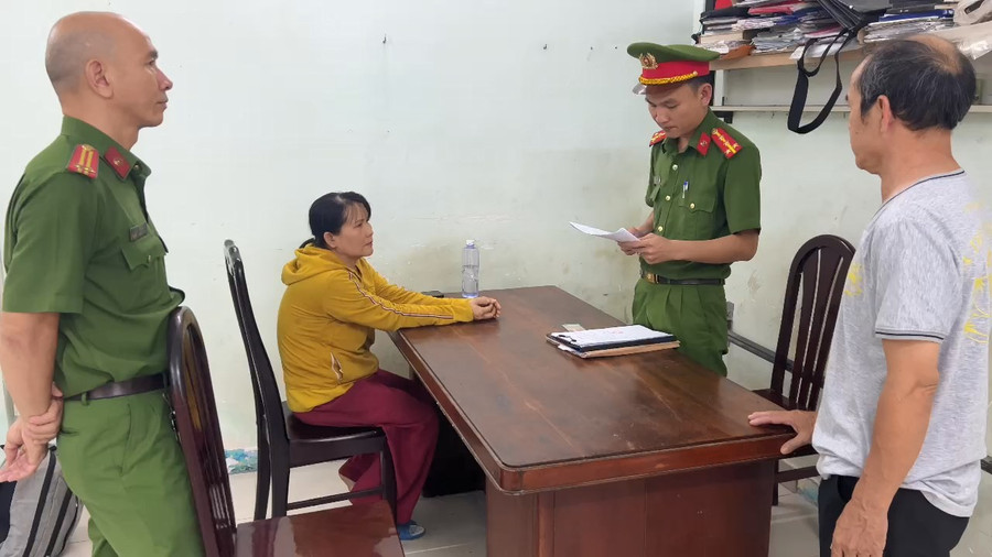 Cán bộ chiến sĩ Phòng Cảnh sát thi hành án hình sự và hỗ trợ tư pháp Công an tỉnh Gia Lai công bố quyết định bắt giữ bị án Nguyễn Thị Chu. Ảnh: ĐVCC doi-tuong-bi-bat-o-thanh-pho-ho-chi-minh.jpg