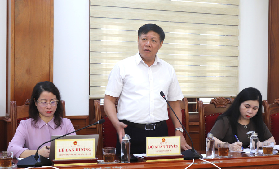 Thứ trưởng Bộ Y tế Đỗ Xuân Tuyên đề nghị đề nghị tỉnh tiếp tục sắp xếp các cơ sở y tế tuyến tỉnh hợp lý. Ảnh: M.H bo-y-te-lam-viec-tai-gia-lai.jpg