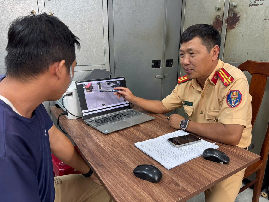 Cán bộ Phòng Cảnh sát giao thông phân tích, chỉ rõ hành vi vi phạm của tài xế. Ảnh: ĐVCC nha-xe-tan-quang-dung.jpg