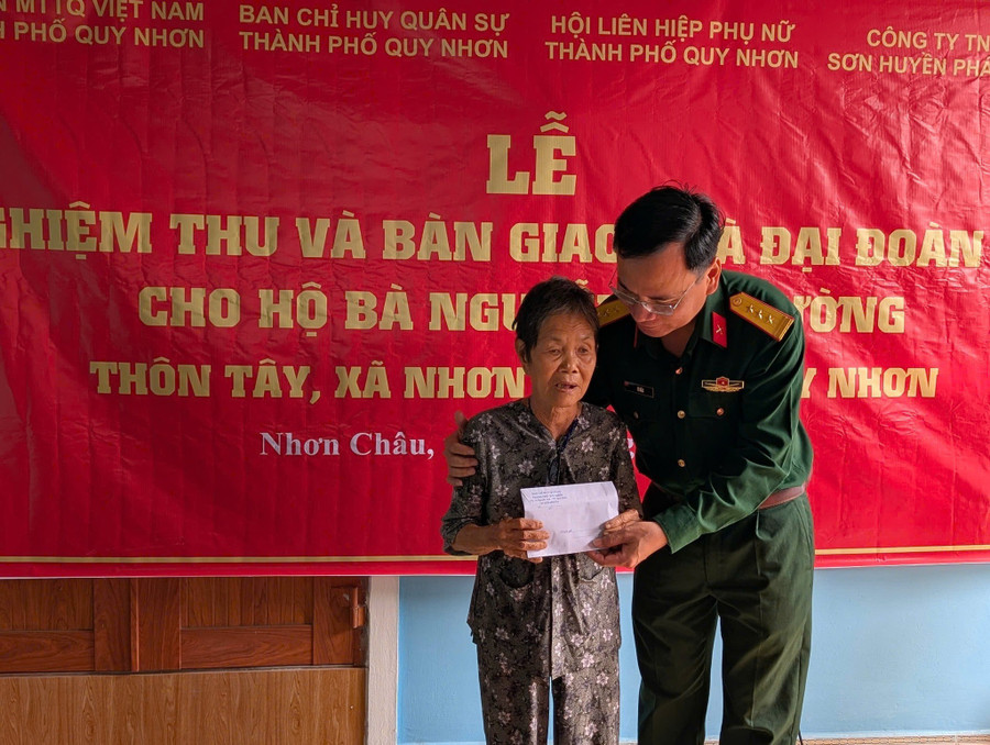 Bà Nguyễn Thị Hường vui mừng ngày được nhận nhà mới. Ảnh: Hải Yến nghia-tinh-nhon-chau.jpg