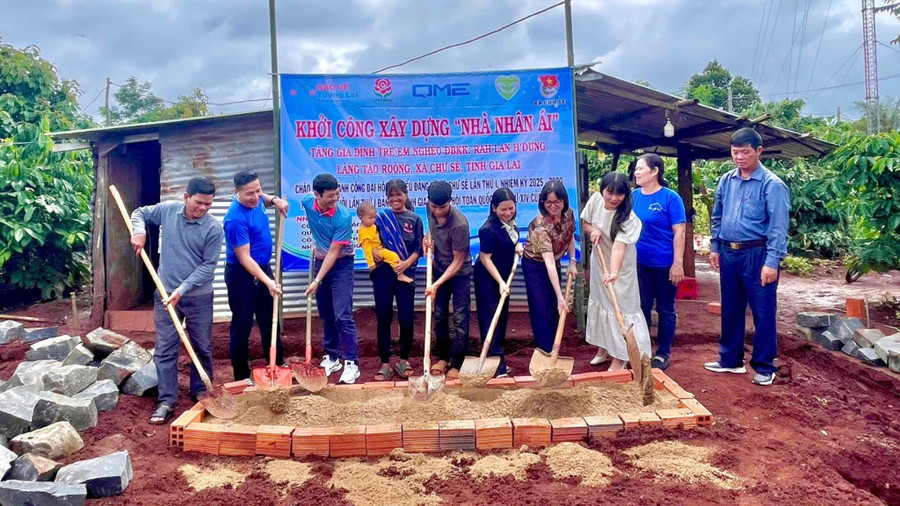 Đoàn Thanh niên xã Chư Sê và các đơn vị tài trợ khởi công xây dựng “Nhà nhân ái” cho gia đình em Rah Lan H’Dung. Ảnh: Đồng Lai 540496732-1093486766240679-3831082725823531315-n.jpg