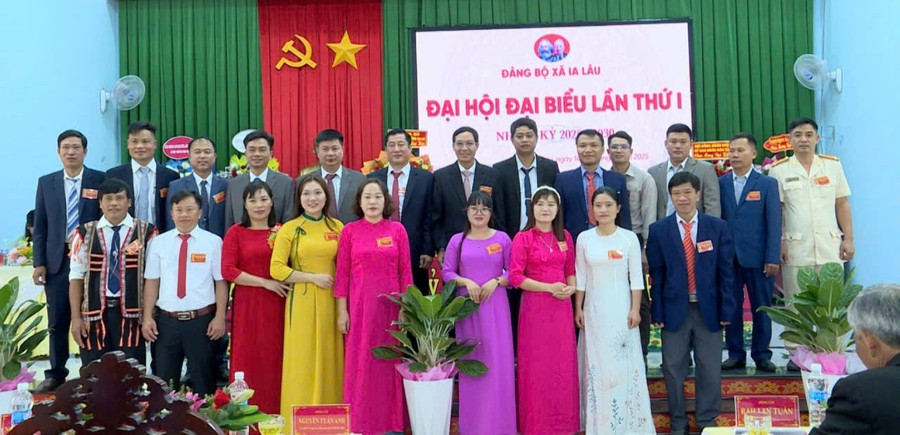 Ban Chấp hành Đảng bộ xã Ia Lâu nhiệm kỳ 2025-2030 ra mắt tại Đại hội. Ảnh: Huy Toàn z6909703905083-3da0809ba6d5f8da66965b8775d3e460.jpg
