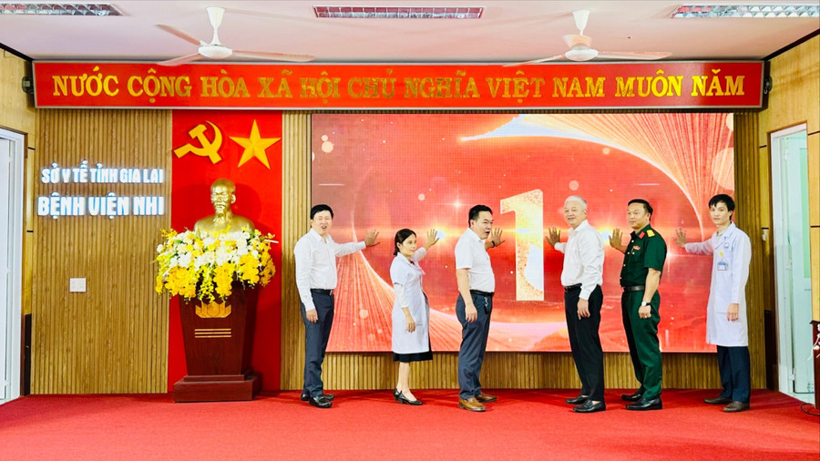 Các đại biểu bấm nút khởi động áp dụng chính thức bệnh án điện tử tại Bệnh viện Nhi tỉnh Gia Lai. Ảnh: Như Nguyện z6957990142663-321d117510af09879e03b5108a4f8408.jpg