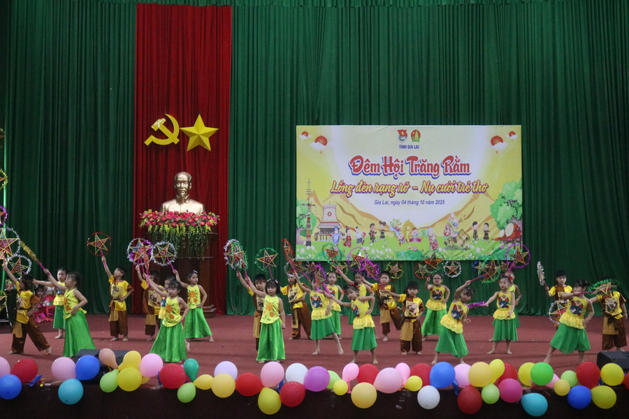 Các tiết mục văn nghệ do thiếu nhi xã An Lão biểu diễn mang lại bầu không khí sôi nổi cho chương trình. Ảnh: ĐVCC dem-hoi-trang-ram-an-lao-3.jpg