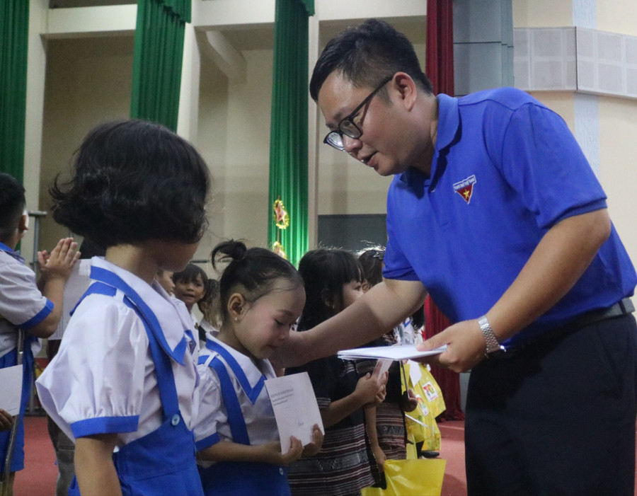 Anh Nguyễn Chí Hiếu, Phó Bí thư Tỉnh đoàn, Chủ tịch Hội đồng Đội tỉnh tặng quà cho trẻ có hoàn cảnh khó khăn. Ảnh: ĐVCC dem-hoi-trang-ram-an-lao-5.jpg
