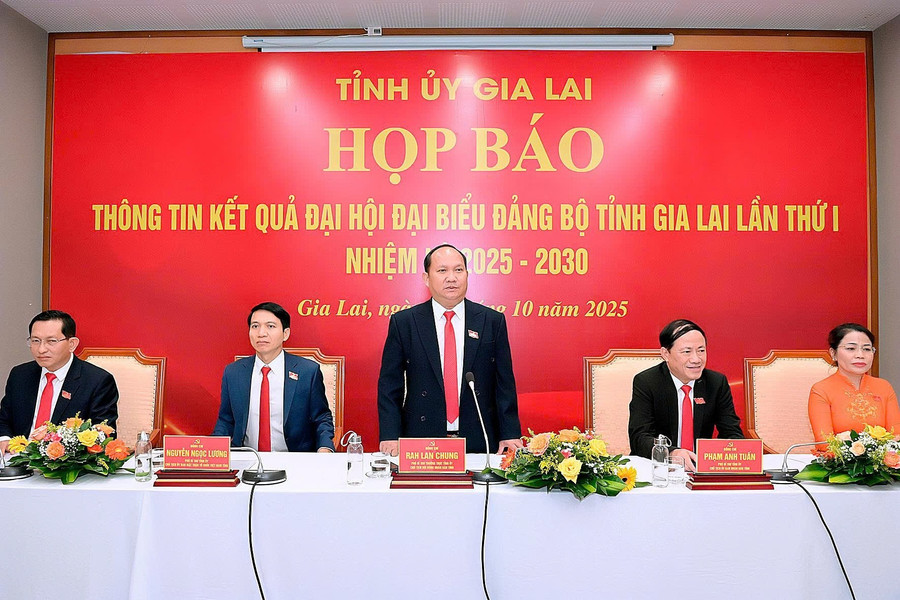 សមមិត្ត Rah Lan Chung - អនុលេខាអចិន្ត្រៃយ៍គណៈកម្មាធិការបក្សខេត្ត Gia Lai បានសម្តែងនូវគោលបំណងថា សារព័ត៌មាននឹងបន្តរួមដំណើរជាមួយគណៈកម្មាធិការបក្ស និងអាជ្ញាធរមូលដ្ឋាន។ រូបថត៖ D.T hop-bao-thong-tin-ket-qua-dai-hoi-dai-bieu-dang-bo-tinh-lan-thu-i-nhiem-ky-2025-2030.jpg