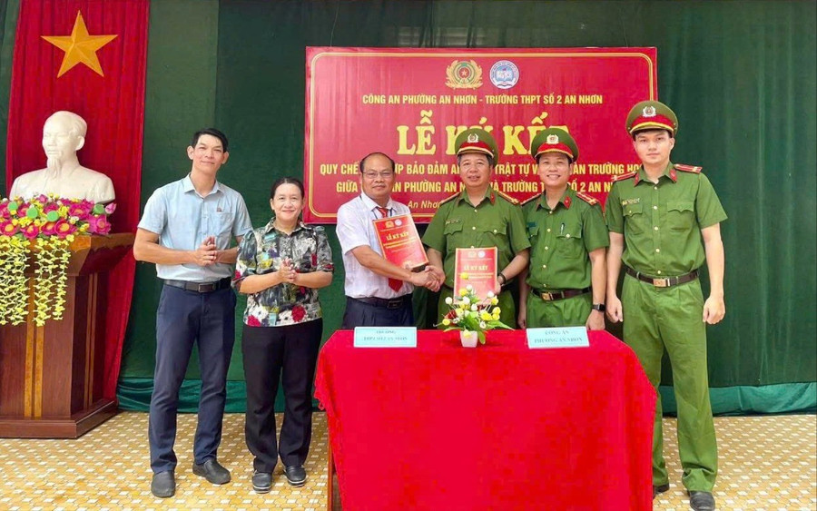 Thực hiện quy chế phối hợp, hai bên xây dựng mối quan hệ chặt chẽ nhằm đảm bảo an ninh trật tự nhà trường. Ảnh: ĐVCC ky-ket-quy-che-phoi-hop.jpg