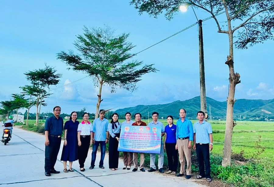 Quang cảnh lễ bàn giao. Ảnh: ĐVCC dien-thap-sang-bong-son-1.jpg