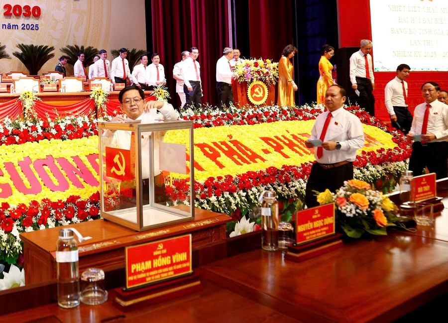 Lãnh đạo tỉnh Gia Lai tham gia quyên góp ủng hộ người dân khắc phục thiệt hại do bão số 10 gây ra. Ảnh: Hồng Phúc quyen-gop-bao-lut.jpg