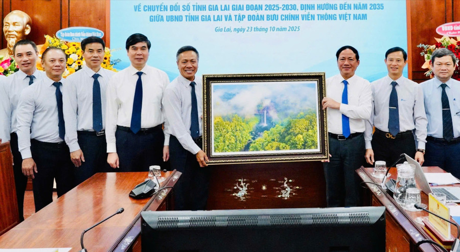 Chủ tịch UBND tỉnh Phạm Anh Tuấn (thứ 3 từ phải sang) tặng quà lưu niệm cho lãnh đạo VNPT. Ảnh: N.H 5.jpg