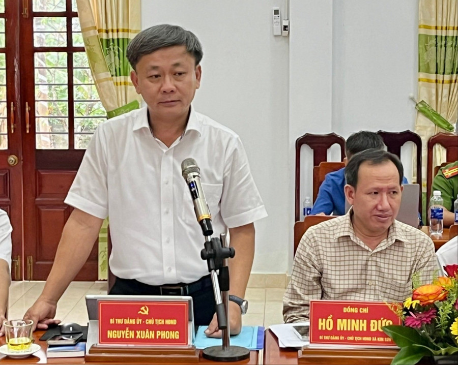 Lãnh đạo xã Vạn Đức báo cáo kết quả thực hiện nhiệm vụ. Ảnh: Bảo Long z7163581157513-1a77bc3a263fb36a88972142e25e0807.jpg