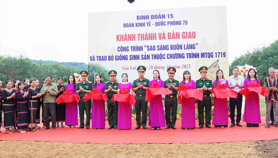 Đoàn Kinh tế - Quốc phòng 75 cắt băng khánh thành và bàn giao công trình "Sao sáng buôn làng". Ảnh: Thanh Quý z7164452111336-b24b187e0a03f949cee4153d9ff4c466.jpg