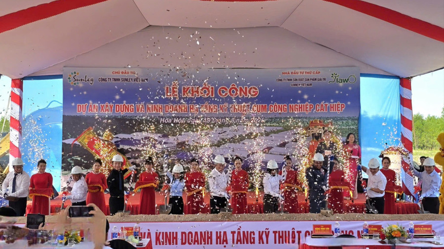 Các đại biểu thực hiện nghi thức động thổ khởi công Dự án. Ảnh: Hồng Thương 2-cong-ty-tnhh-sunley-viet-nam-lam-le-dong-tho-khoi-cong-du-an-xay-dung-va-kinh-doanh-ha-tang-ky-thuat-cum-cong-nghiep-cat-hiep-anh-ht.jpg
