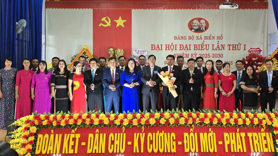 Ban Chấp hành Đảng bộ xã Biển Hồ khóa I ra mắt tại Đại hội. Ảnh: A.H z6921939912900-e46170a197486a56e2226d7fd7e03365.jpg