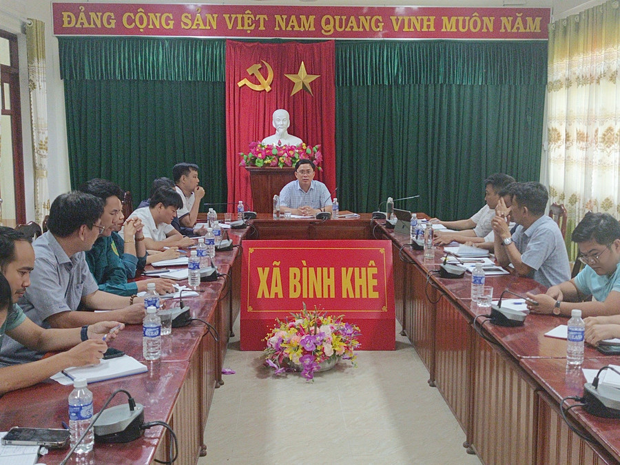 Ông Nguyễn Công Đệ, Chủ tịch UBND xã Bình Khê (giữa), chỉ đạo kiểm tra KPI của các phòng, ban. Ảnh: Hải Yến binh-khe-kpi-2.jpg