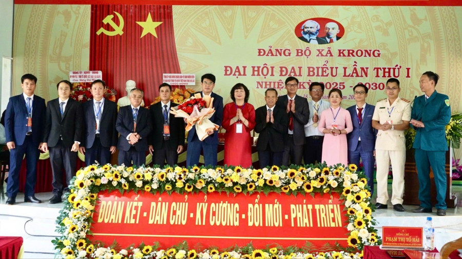 Ban Chấp hành Đảng bộ xã Krong, nhiệm kỳ 2025-2030 ra mắt Đại hội. Ảnh: Minh Phương kr-3.jpg
