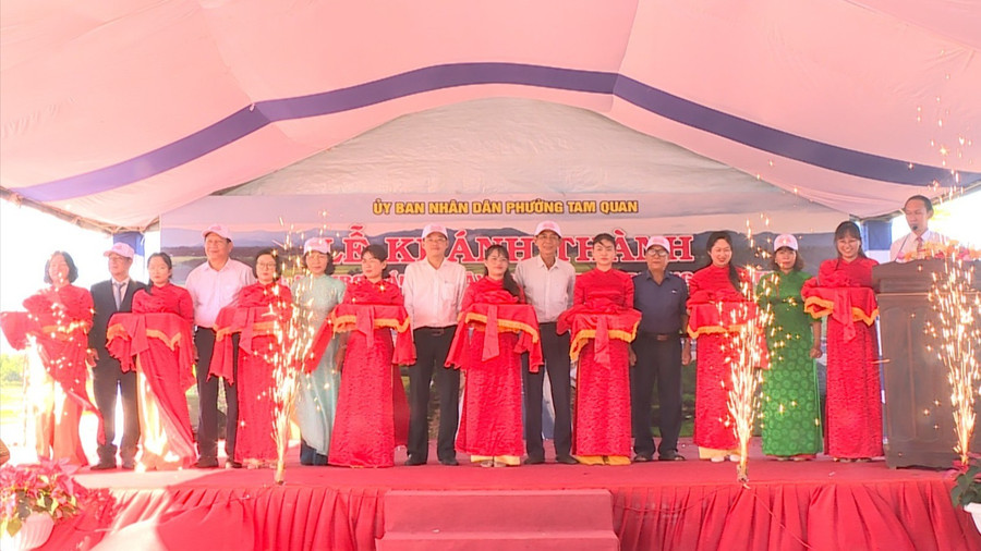 Lãnh đạo phường Tam Quan cắt băng khánh thành công trình. Ảnh: T.N hinh-1.jpg