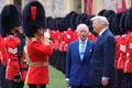 Tổng thống Trump cùng Vua Charles duyệt đội binh lính. Ảnh: Reuters