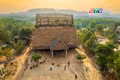 Người dân làng Kon Sơ Lăl chung tay lợp mái nhà rông