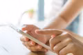 Chuyển tiền trên app ngân hàng: Cẩn trọng với bảo hiểm ngoài ý muốn