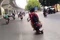 Hình ảnh 2 học sinh lạng lách đánh võng trên đường Trường Chinh (Ảnh: Công an cung cấp).