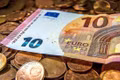 Euro xuống đáy 1,5 năm: Ai hưởng lợi, ai chịu thiệt?