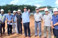 Phó Chủ tịch UBND tỉnh Lâm Hải Giang kiểm tra dự án trường PTNT liên cấp Tiểu học và THCS Ia O. Ảnh Huy Toàn