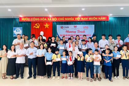 Trao sinh kế và hỗ trợ học sinh khuyết tật, mồ côi có hoàn cảnh khó khăn
