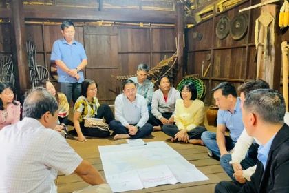 Phó Chủ tịch UBND tỉnh Nguyễn Thị Thanh Lịch khảo sát làng du lịch cộng đồng Ơp và Ia Nueng.