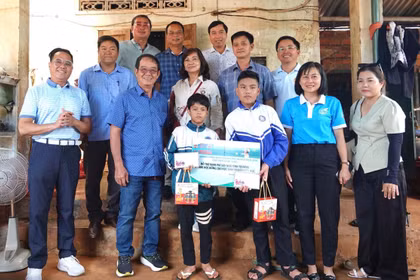 Tại xã Kon Gang, Ban Tổ chức trao 2 suất học bổng, mỗi suất trị giá 5 triệu đồng cho học sinh dân tộc thiểu số vượt khó học giỏi. Ảnh: Đ.Y