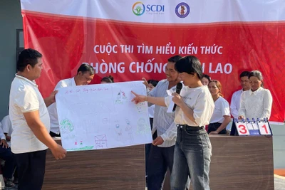 Các đội thi thuyết trình về bức tranh truyền thông của đội mình tại phần thi năng khiếu. Ảnh: Vũ Chi