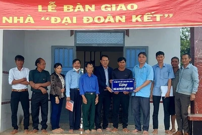 Tiếp nhận ủng hộ Quỹ cả nước chung tay xóa nhà tạm, nhà dột nát cho hộ nghèo, hộ cận nghèo