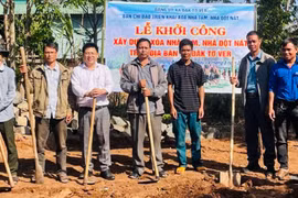 Lãnh đạo, chính quyền địa phương huyện Chư Păh khởi công xóa nhà tạm, nhà dột nát cho hộ dân xã Đak Tơ Ver. Ảnh: Văn Ánh