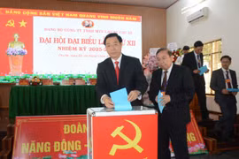 Bỏ phiếu bầu BCH mới. Ảnh: Vĩnh Mến