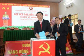 Bỏ phiếu bầu BCH mới. Ảnh: Vĩnh Mến