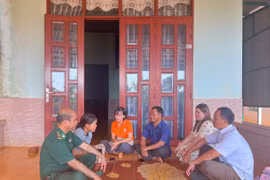 Tuyên truyền trực tiếp tại hộ gia đình. Ảnh: Ngọc Thu