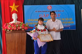 Võ sĩ Kickboxing Lê Thị Yến Nhi được huyện Đức Cơ khen thưởng