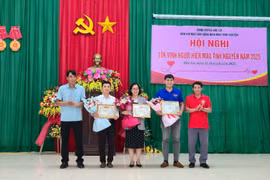 Đồng chí Siu Luynh (bìa trái)-Phó Chủ tịch UBND huyện Đức Cơ, Trưởng Ban Chỉ đạo vận động hiến máu tình nguyện huyện trao cúp tôn vinh cho 3 cá nhân xuất sắc trong phong trào hiến máu tình nguyện năm 2025. Ảnh: Thanh Tịnh