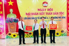 Bí thư Thành ủy Pleiku Trịnh Duy Thuân dự Ngày hội Đại đoàn kết tại phường Phù Đổng